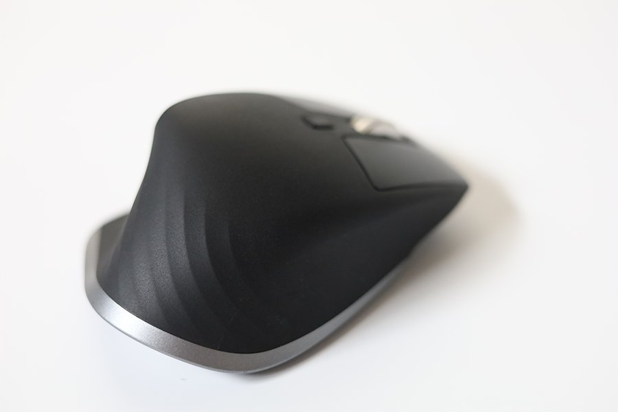 ロジクール MX MASTER 3 for Macの右後方は後方からのデザインの延長