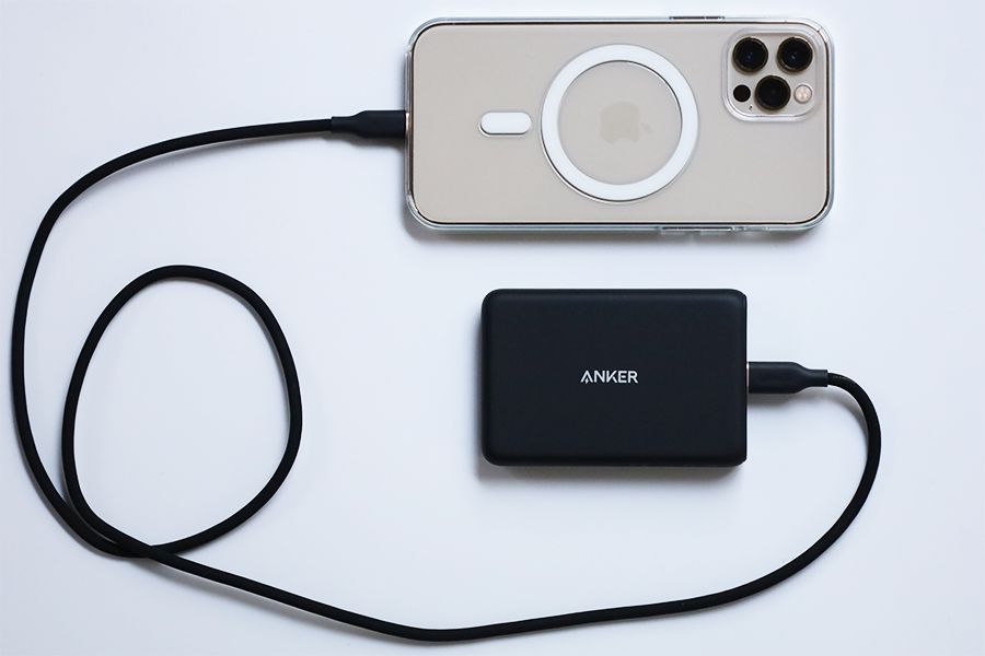 Anker PowerCore Magnetic 5000でiPhone12を有線ケーブルで充電する