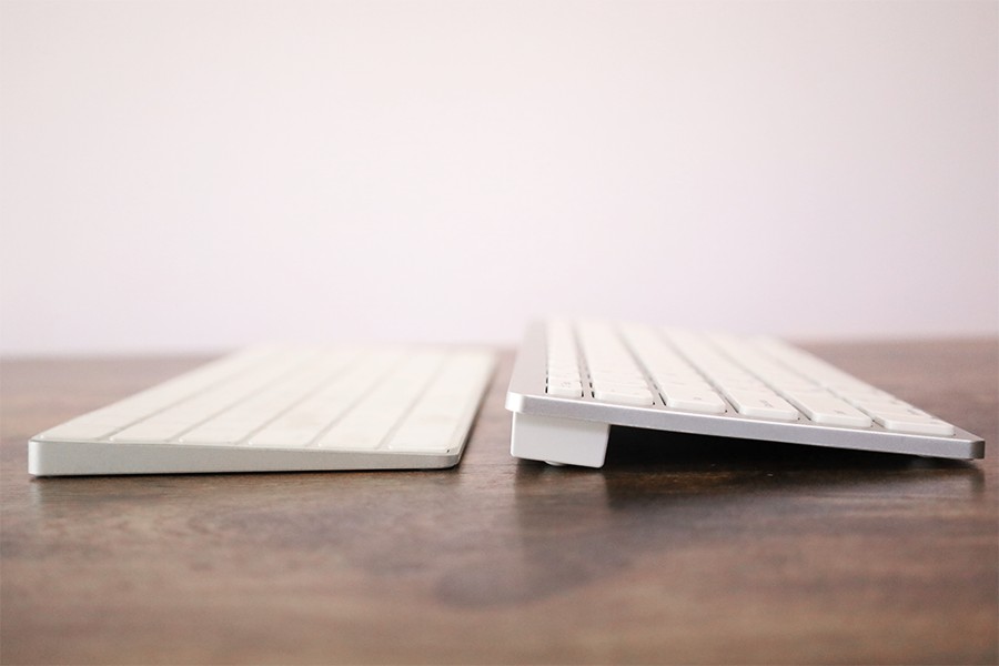 AnkerBluetoothウルトラワイヤレスキーボードとMagicKeyboardの高さ比較すると約倍くらい高さが異なる