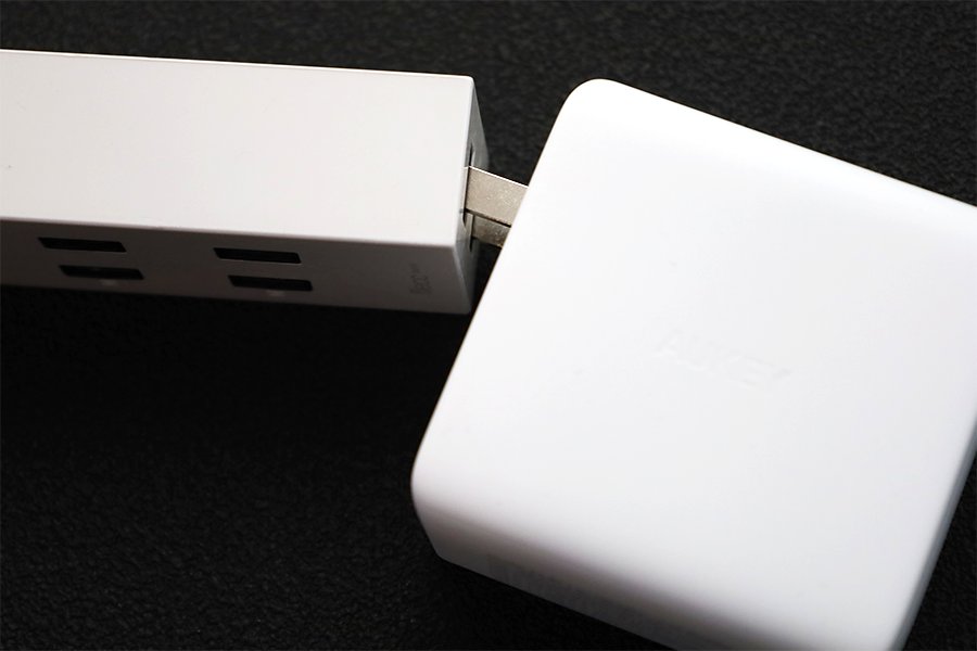 コンセントに充電器のアダプタがしっかりささっていないと火事の危険もある