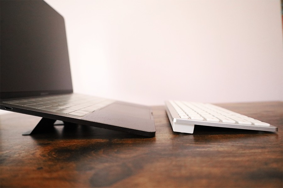 AnkerBluetoothウルトラワイヤレスキーボードとMacBookMagicKeyboradの高さ比較でmoshiスタンドで上げるとMacのほうが使いやすい