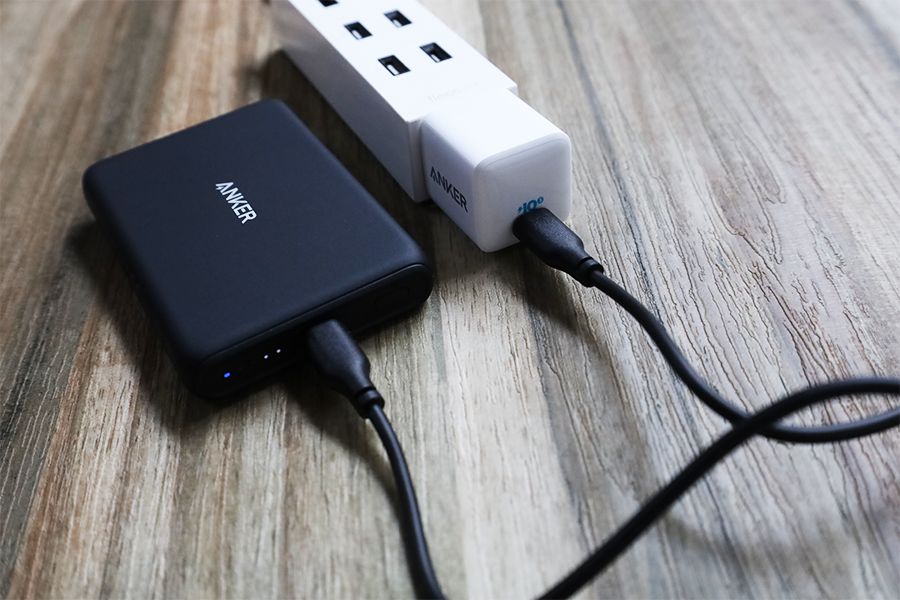 Anker PowerCore Magnetic 5000を有線ケーブルで充電している時の状態