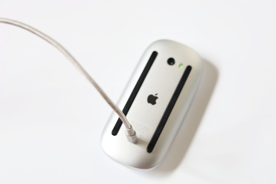 MacのMagicMouse2を使用していた人は滑稽な充電方法から逃れることが可能になる