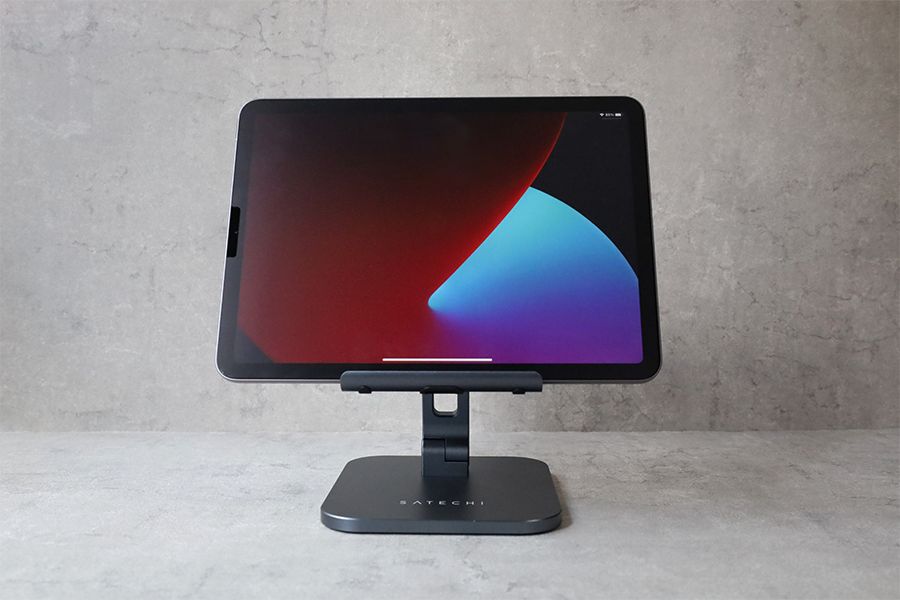 Satechi iPadデスクトップアルミスタンドを置いて正面から見た状態