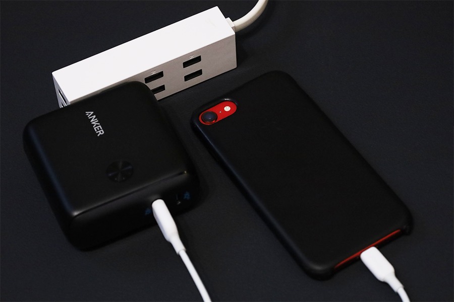 コンセントにモバイルバッテリーを挿した状態でケーブルからデバイスを充電すると、デバイスを充電