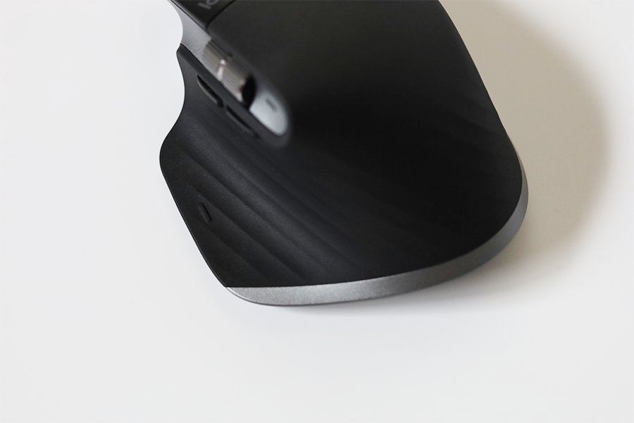 ロジクール MX MASTER 3 for Macの斜めからジェスチャーボタンを確認できる