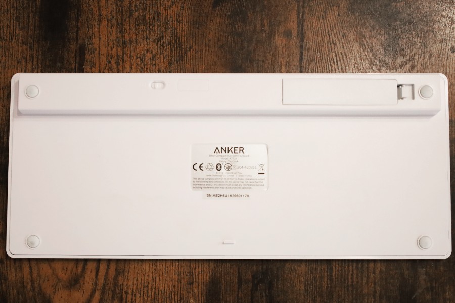 AnkerBluetoothウルトラワイヤレスキーボードの本体裏面