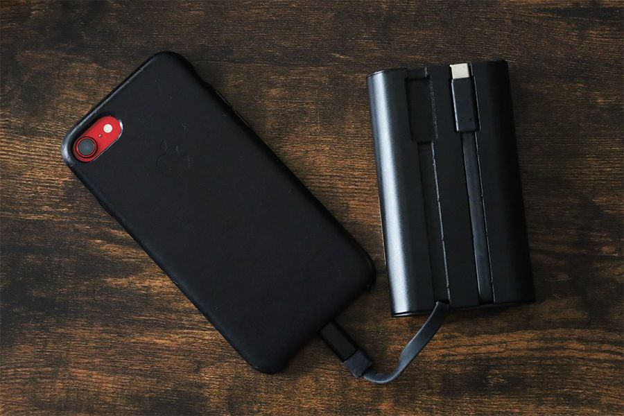 ケーブル内蔵型モバイルバッテリーは本体からUSB-Cやライトニングケーブルが出てくる便利なもの
