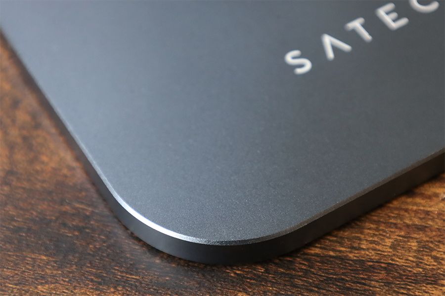Satechi iPadデスクトップアルミスタンドのは厚みがあるので重厚感&高級感がある角は面取り済み
