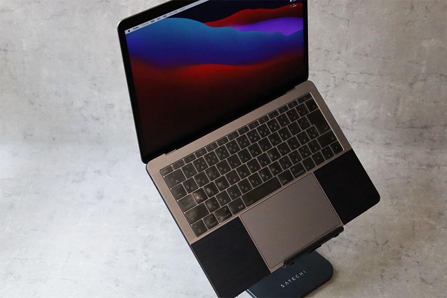 Satechi iPadデスクトップアルミスタンドを前面斜めからみてもMacBookは安定