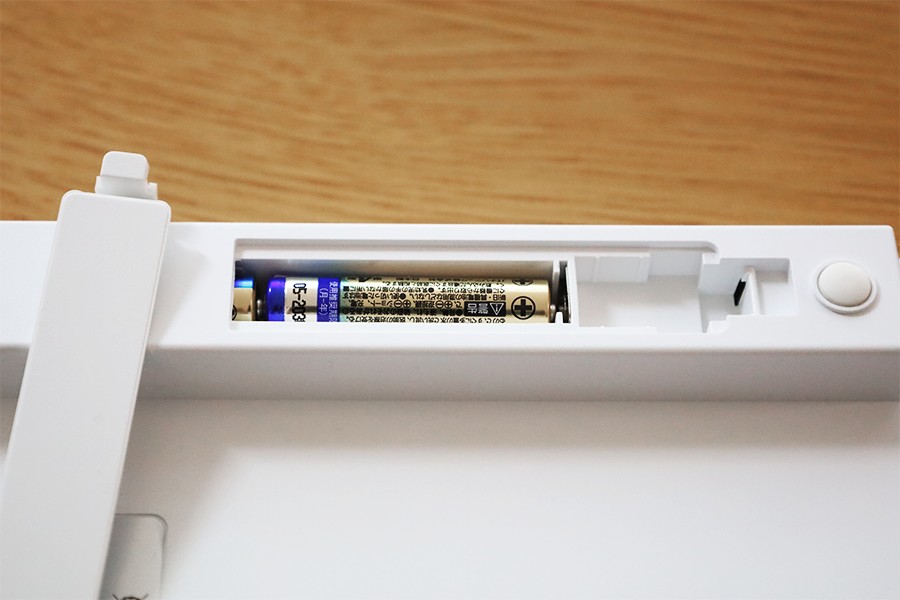 AnkerBluetoothウルトラワイヤレスキーボードのバッテリーは電池式で単4電池2本必要