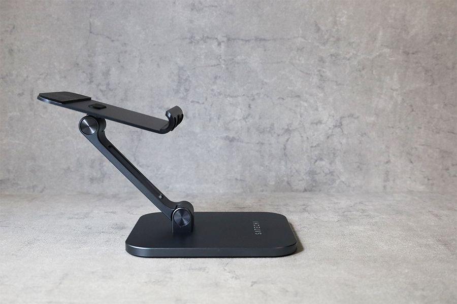 Satechi iPadデスクトップアルミスタンドを1番後ろにした状態