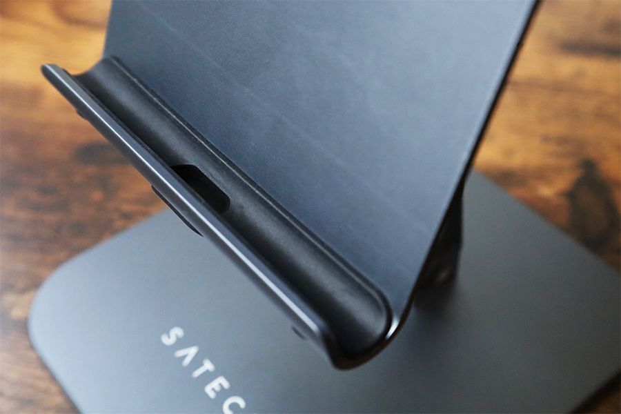 Satechi iPadデスクトップアルミスタンドの底面はケーブル穴が空いている