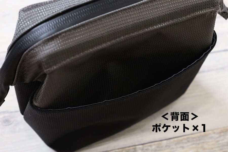 東京ユウボクデイズポーチの背面ポケットは1ポケット