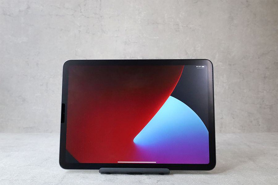 Satechi iPadデスクトップアルミスタンドを1番前面にした状態で正面から撮影