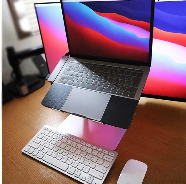 AnkerBluetoothウルトラワイヤレスキーボードはMacBookをスタンドに置いて使用することも可能