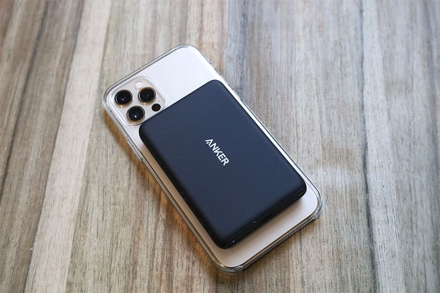 Anker PowerCore Magnetic 5000を裏に貼り付けても結構余裕ある状態で充電できる