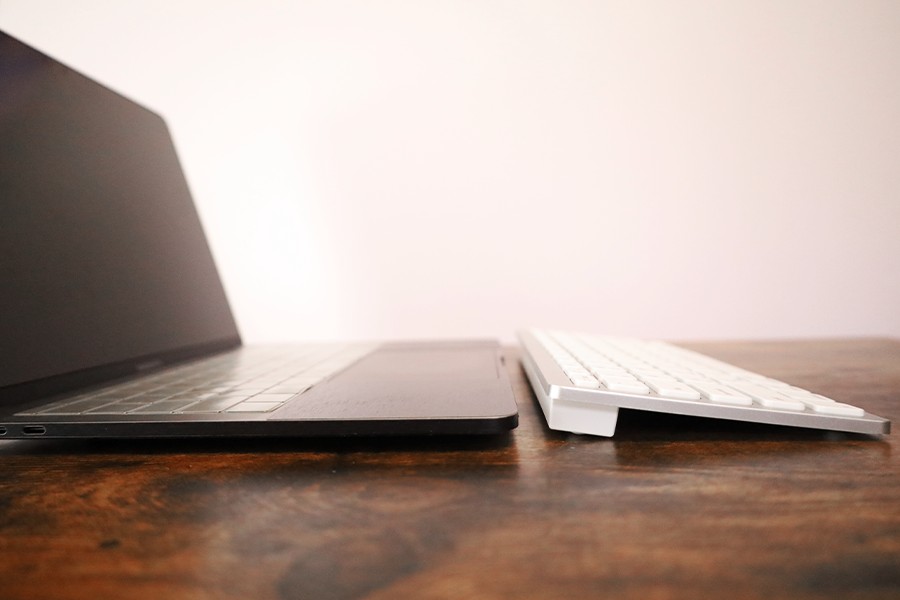 AnkerBluetoothウルトラワイヤレスキーボードとMacBookMagicKeyboradの高さ比較2