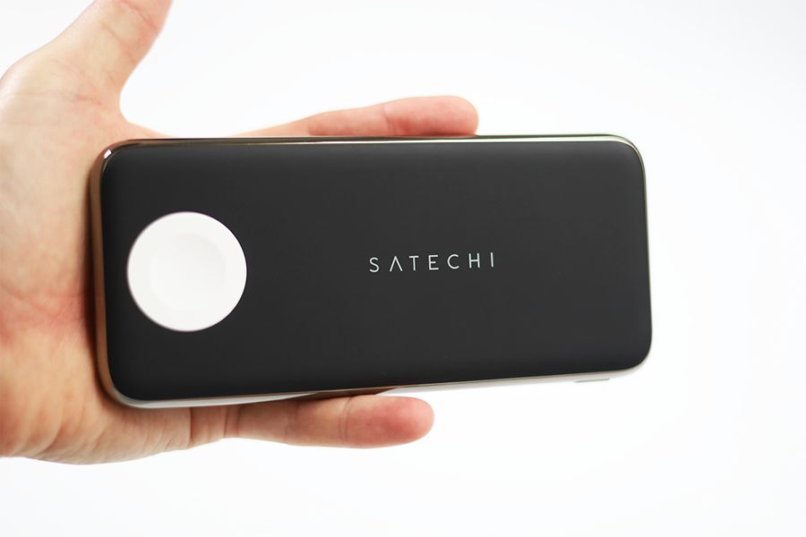 Satechi QUATRO WIRELESS POWER BANKは手のひらには収まらないサイズ感だがカッコいい
