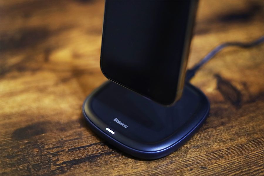 Baseus MagSafe充電スタンドは全面にLEDライト点灯