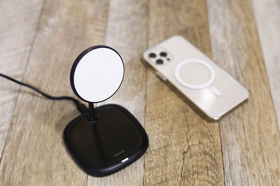 Baseus MagSafe充電スタンドとiPhone12Proを充電