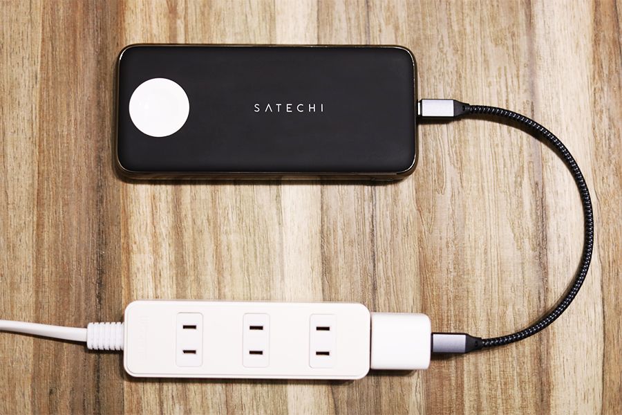 Satechi QUATRO WIRELESS POWER BANK本体入力チェック