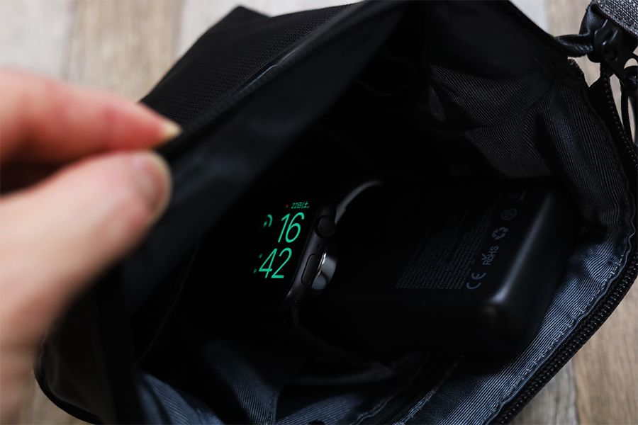 Apple Watch 磁気充電ケーブル「0.3m」だとガジェットポーチなどに充電しながら入れることが可能