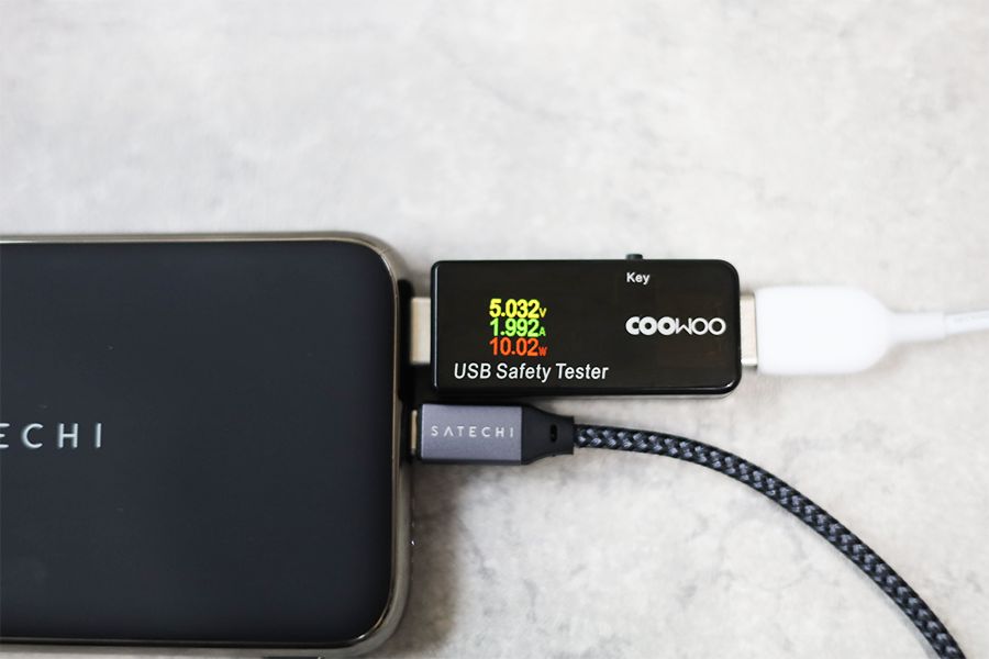 QUATRO WIRELESS POWER BANKの2台同時充電時のUSB-Aのワット数は10W