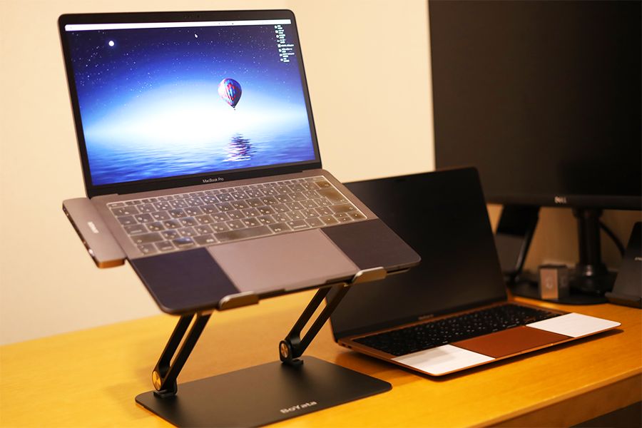 スタンドなしMacBookとBoYataスタンドありMacBookを比較