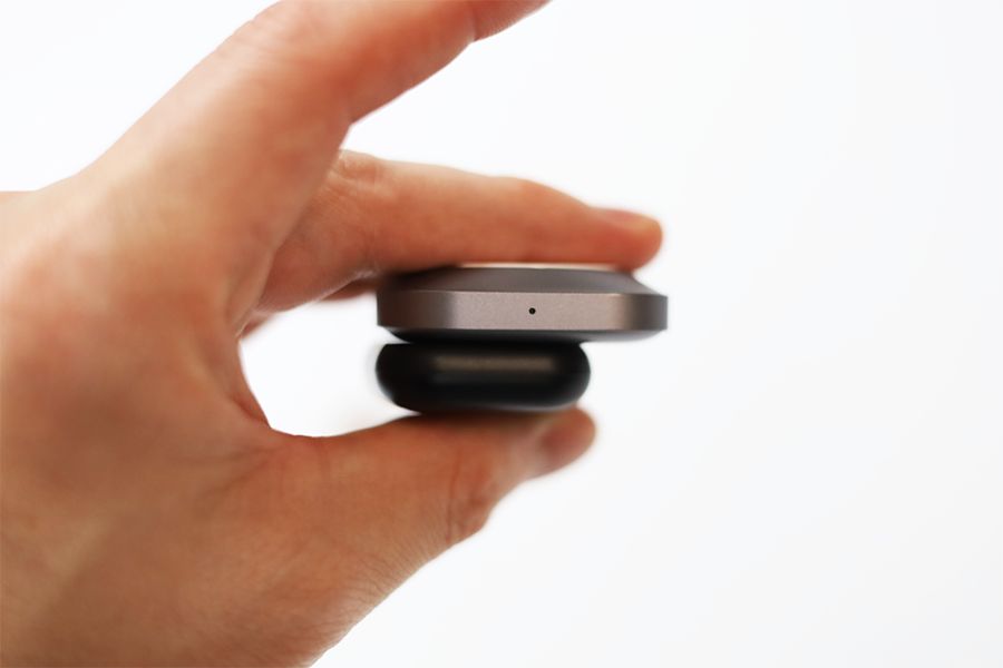 MACO GOとSatechiのApple Watch充電器を比較すると厚みはMACO GOのほうが薄い