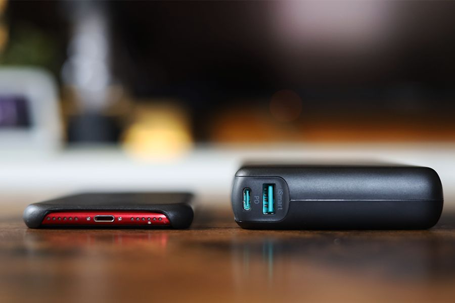 RAVPower RP-PB232の厚みはiPhoneSE2の3倍ほどある