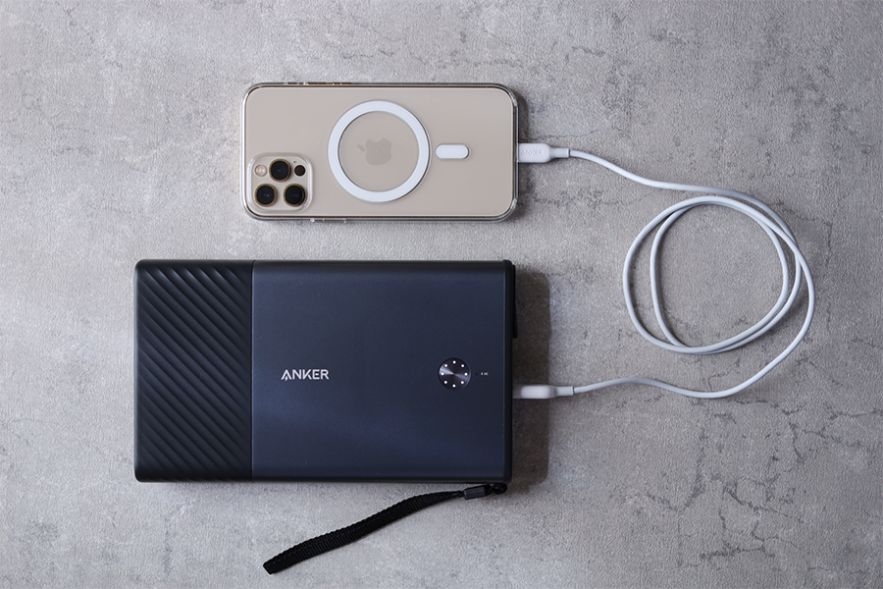 Anker PowerHuse 100本体とスマホ本体の充電を行う