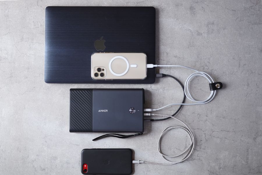 Anker PowerHuse 100でMacBookとiPhone2台同時充電時の出力確認