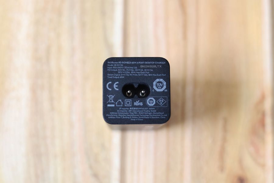 RAVPower RP-PC136のアダプター面に充電規格が記載されている