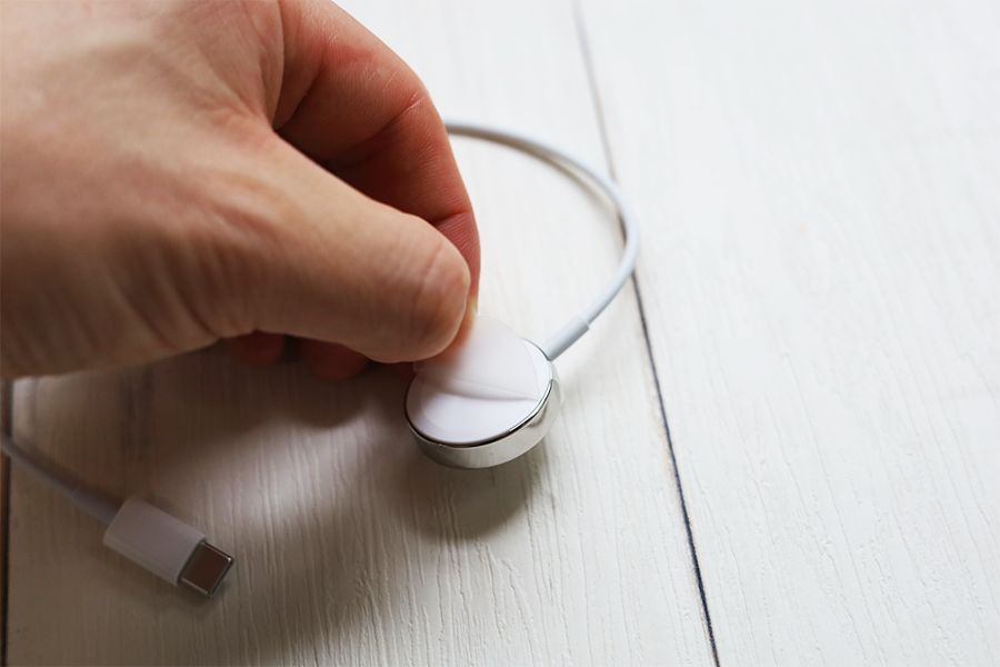 Apple Watch 磁気充電ケーブル「0.3m」の本体にはペリペリがついているから取る必要あり
