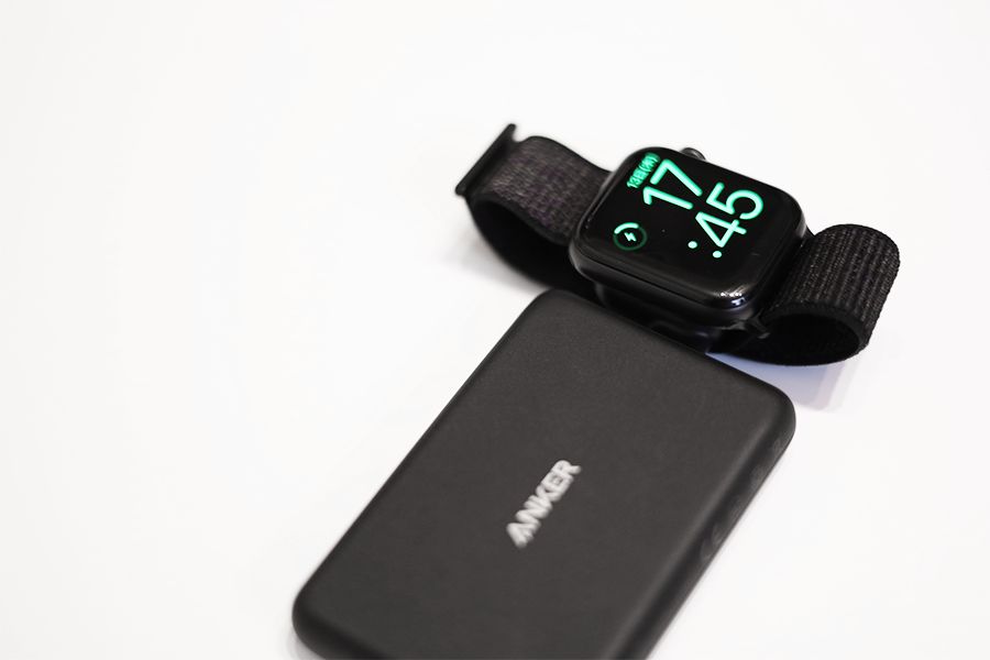 MACO GOはUSB-Cポートが横向きのモバイルバッテリーだと簡単に挿せる