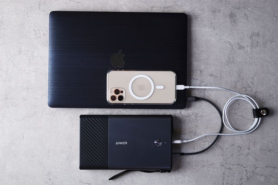 Anker PowerHuse 100でMacBookとiPhone同時充電時の出力確認