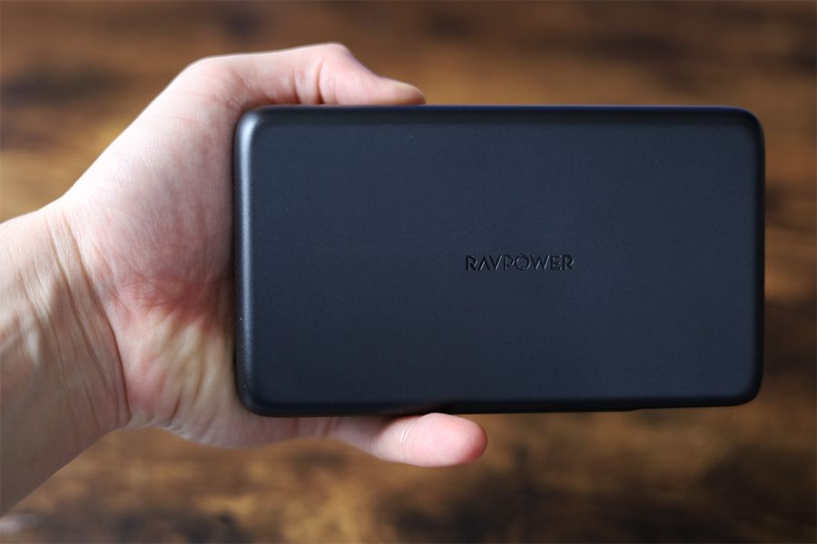RAVPower RP-PB232は手で持てるサイズではあるが大きい
