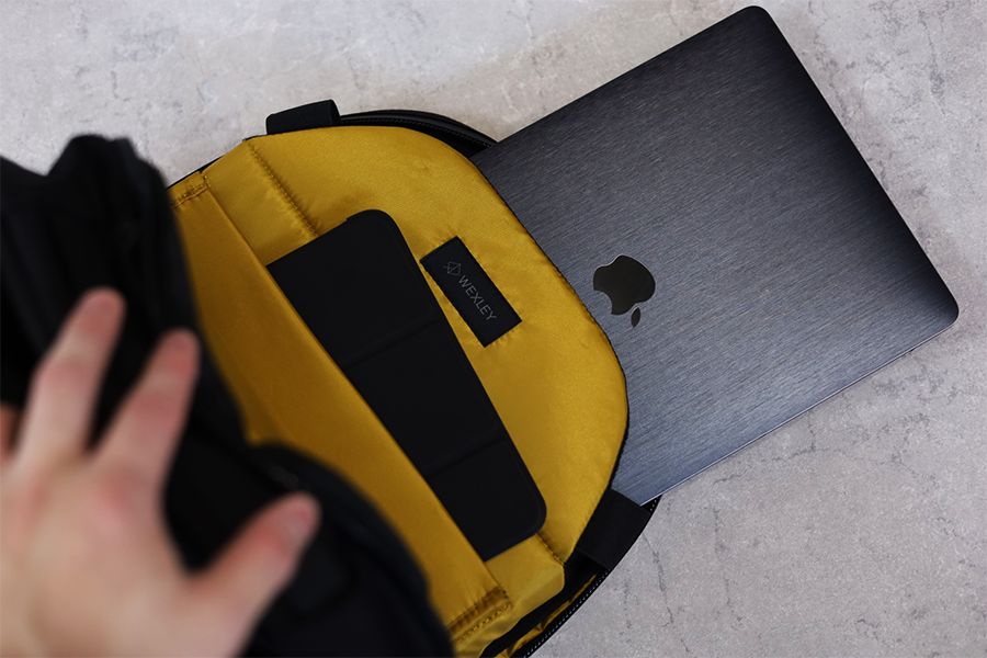 WEXLEY ACTIVE PACK の奥のメインコンパートメントはMacBookもiPadも余裕で入る