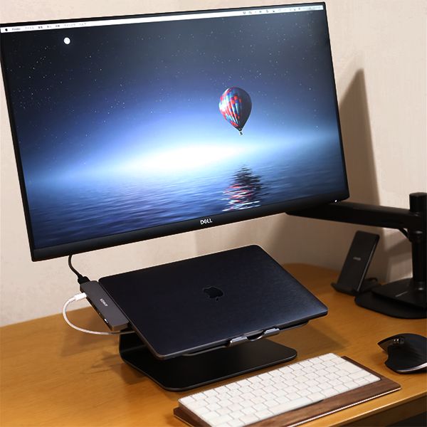 MacBook/ノートPCスタンドを導入することにより、スペースの有効活用が可能になる