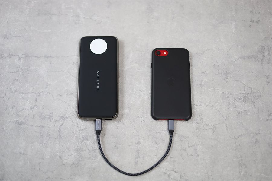 QUATRO WIRELESS POWER BANKでスマホを充電