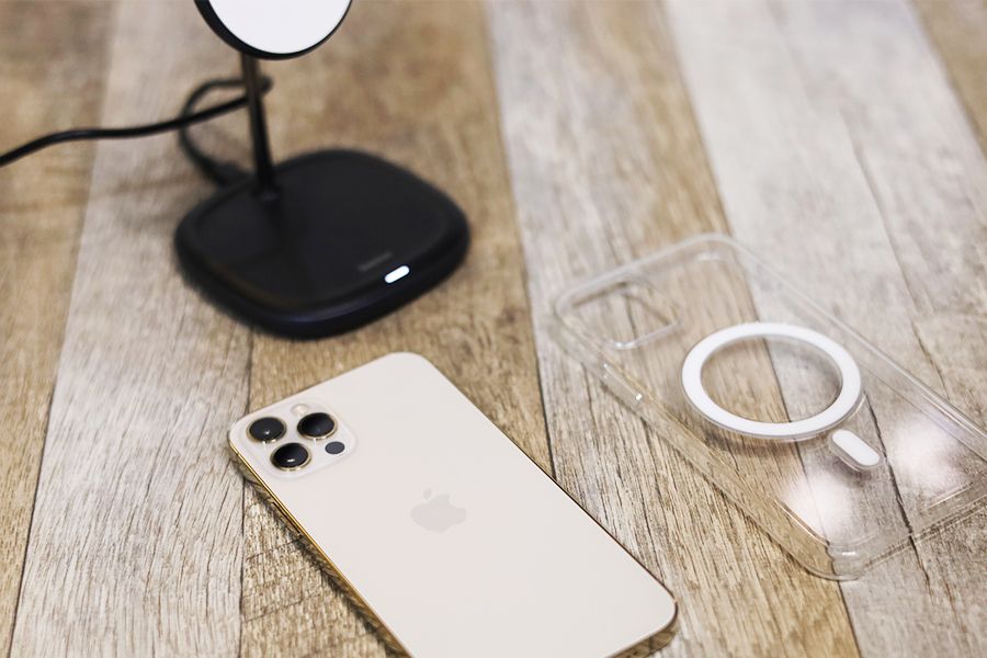 Baseus MagSafe充電スタンドはiPhone12本体が裸でもクリアケースどちらでも充電可能