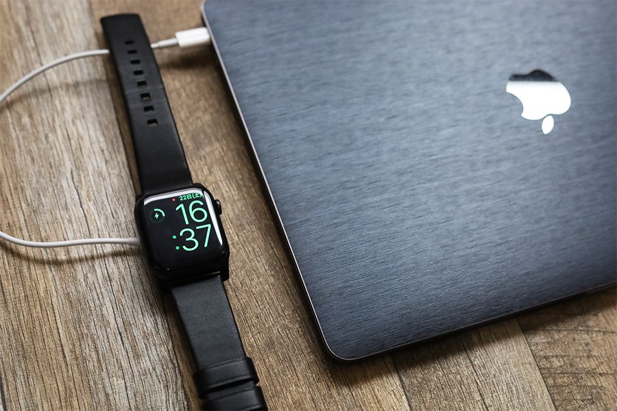 Apple Watch 磁気充電ケーブル「0.3m」はMacBookでも充電しやすい