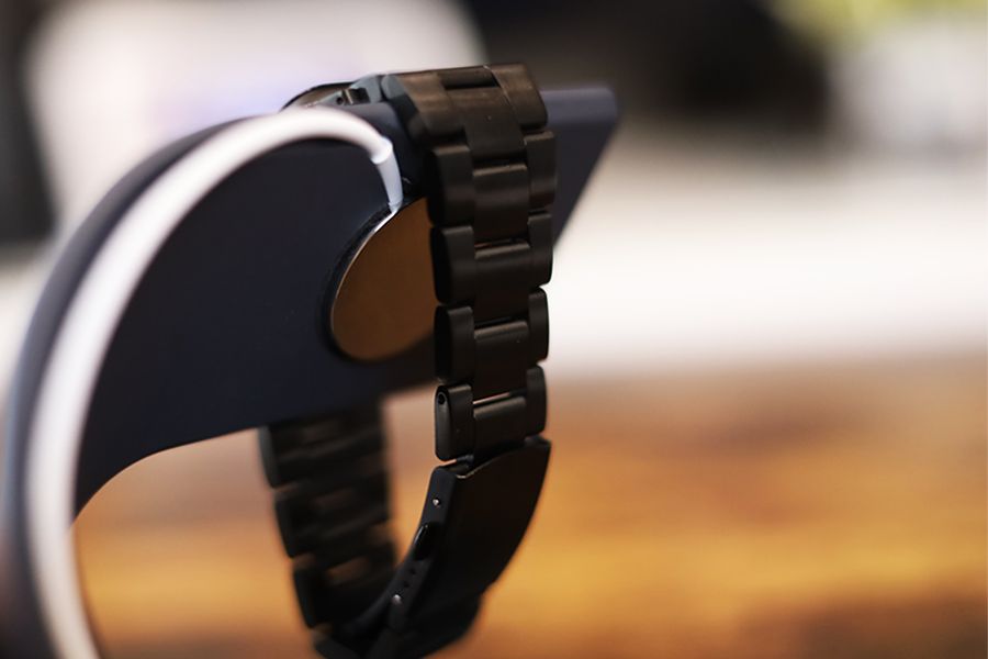 Apple WatchのWUUDIの背面はケーブルをポケットに収納する