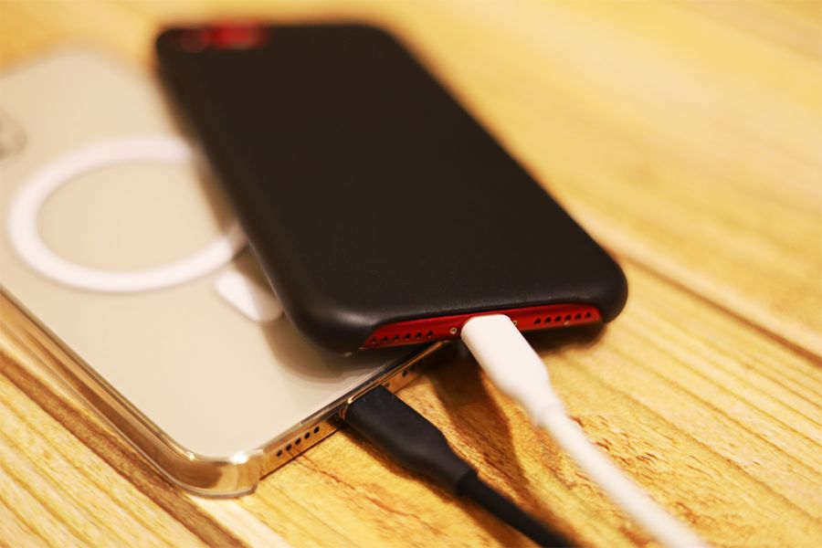 Anker PowerLineⅢ Flow USB-C＆ライトニングケーブルiPhoneのケースをほぼ選ばない