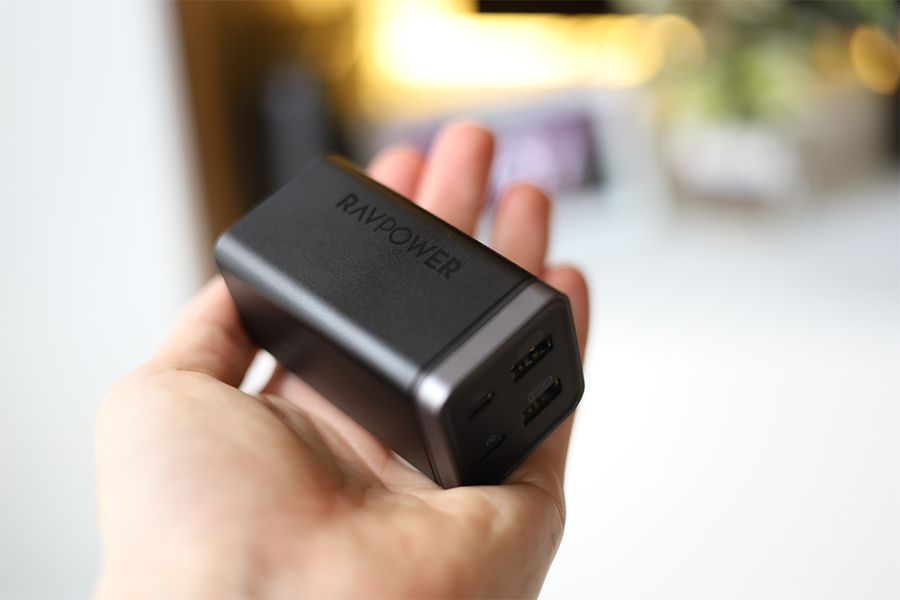 RAVPower RP-PC136は手のひらにコロンと乗っかるサイズ感