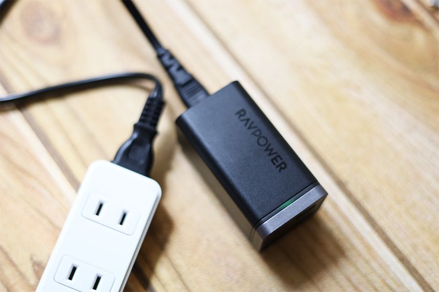 RAVPower RP-PC136は電源が入ると、緑色のLEDが点灯する
