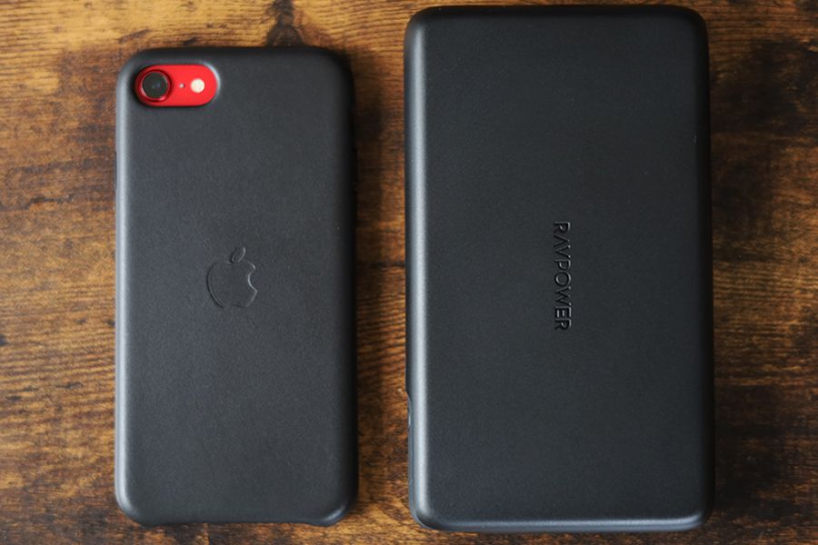 RAVPower RP-PB232はiPhoneSE2と長さがさほどかわらない