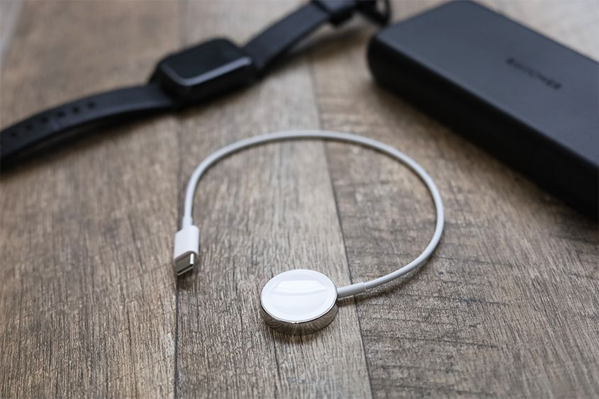 Apple Watch 磁気充電ケーブル「0.3m」レビュー|外出時のバッテリー充電の最適解
