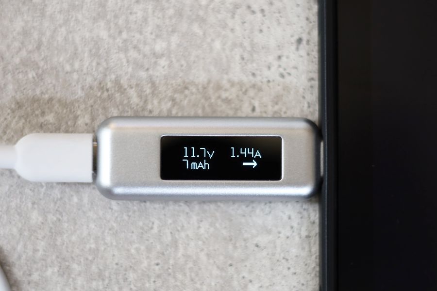USB-C1,2で充電時USB-C2は約20WUSB-C1,2で充電時USB-C2は約20W